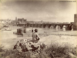 Córdoba, Puente Romano sobre el río Guadalquivir y ciudad al fondo. Léon et Lévy.
