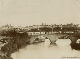 Pamplona, Puente de Santa Engracia sobre el río Arga y Casa Ipiña. Fotógrafo desconocido.