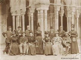 Granada, Alhambra, templete en el Patio de los Leones con el retrato de un grupo numeroso de visitantes . Fotógrafo desconocido.