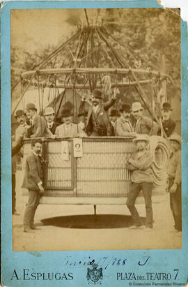 Barcelona, grupo de personas en un globo aerostático durante la Exposición Universal de Barcelona 1888 (nº 42). A. Esplugas.