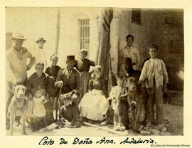 Retrato de una familia de campesinos con sus perros en el Coto de Doñana. Fotógrafo desconocido