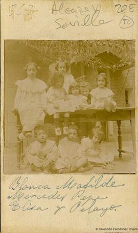 Retrato de un grupo de niños sobre una mesa en un patio. Fotógrafo desconocido