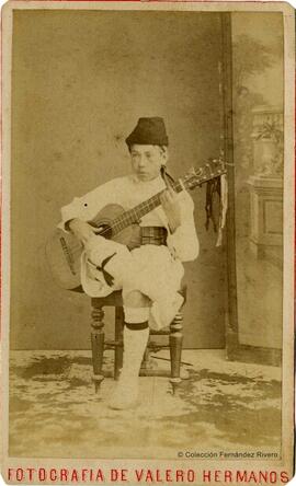 Cartagena, retrato de un niño ataviado con el traje de huertano murciano. Valero Hermanos.