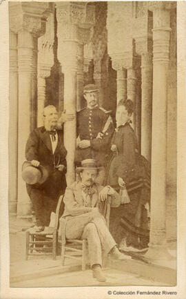 Granada, retrato de cuatro personas posando entre las columnas del Patio de los Leones en la Alhambra. Fotógrafo desconocido.