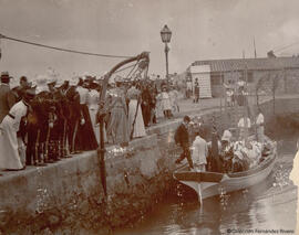 Gibraltar, el puerto, grupo de viajeros y soldados en uniforme de gala, embarcando en un bote . Fotógrafo desconocido.