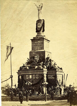 Barcelona, monumento a la paz erigido por el Ayuntamiento. Moliné y Albareda.