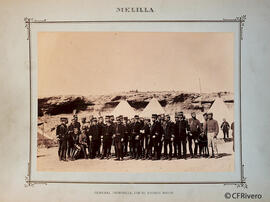 Melilla, el general José Chinchilla posa con egrupo de militares de su estado mayor, ante unas tiendas de campaña. Fotógrafo desconocido.
