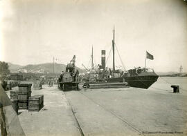 Málaga, puerto, labores de carga en el muelle. M. Osuna.