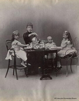 Retrato de la Familia Real tomando el té: María Cristina de Ausburgo y sus hijos María de las Mercedes, María Teresa y el futuro rey Alfonso XIII. Fotógrafo desconocido