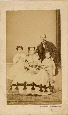 Madrid, retrato de una familia de cuatro miembros, desconocida. Jane Clifford.