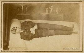 Barcelona, retrato de un hombre muerto, tocado con una barretina catalana, tendido en la cama de una habitación. Fotografía Artística.