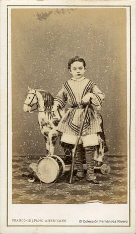Barcelona, retrato de una niña con una escopeta, un tambor y un caballito de juguete. Franco Hispano Americano.