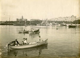 Málaga, puerto, bote con ocupantes. M. Osuna.