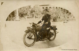Sevilla, retrato de un joven sobre una motocicleta matrícula SE-4267, ante el Pabellón Mudéjar de la Plaza de América. Fotógrafo desconocido.