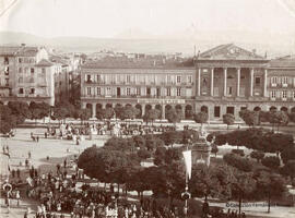 Pamplona, Plaza de la Constitución con el desfile de la Comparsa de Gigantes y Cabezudos. Fotógrafo desconocido.