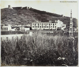 Málaga, plaza de la Merced con el monumento a Torrijos y castillo de Gibralfaro. Masson.