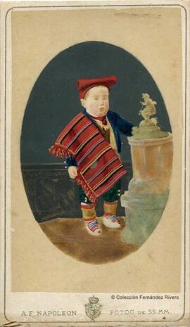 Barcelona, niño vestido con el traje típico catalán. A. F. dit Napoleon.