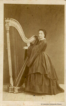 Madrid, retrato de Henriqueta, arpista en el Teatro Real. J. Laurent.