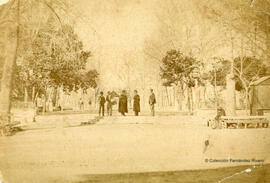 Málaga, Plaza de la Merced con varios transeuntes que portan la capa española. Fotógrafo desconocido.