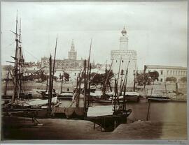 Sevilla, río Guadalquivir, Catedral y Torre del Oro. Clifford.