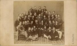 Sevilla, retrato de un grupo de unos cuarenta hombres jóvenes y bien vestidos. Gumersindo Ortiz.