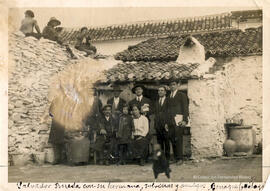 Benaque (Málaga), retraato del poeta Salvador Rueda (sentado) con familiares y amigos ante su casa natal. Fotógrafo desconocido.