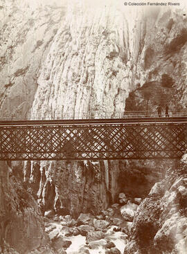 El Chorro (Malaga), ferrocarril de Málaga a Bobadilla, puente de hierro sobre el desfiladero, con dos personajes. Miguel Osuna.