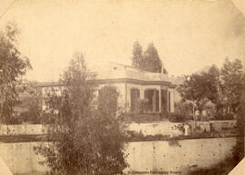 Churriana (Málaga), casa señorial con una familia en el jardín. Fotógrafo desconocido.
