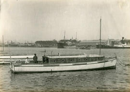 Málaga, barcaza en el puerto. M. Osuna.