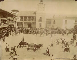 Ciempozuelos (Madrid), plaza del pueblo adaptada como plaza de toros, durante un encierro y corrida de toros_2. Fotógrafo desconocido.