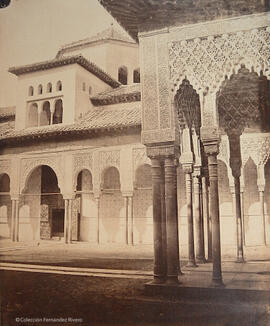 Granada, Alhambra, Patio de los Leones, templete y ángulo en la cara norte.