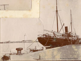 Málaga, barco atracado en el muelle del puerto y Farola al fondo. Autor desconocido.
