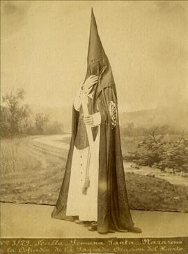 Sevilla, nazareno de la cofradía de la Sagrada Oración del Huerto. Ramón Almela.