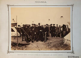 Melilla, grupo de militares de alta graduación junto a guardias civiles y otras personas en un campamento militar. Fotógrafo desconocido.
