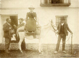 Escena rural con una mujer subida en un burro y tres hombres. Kaulak.