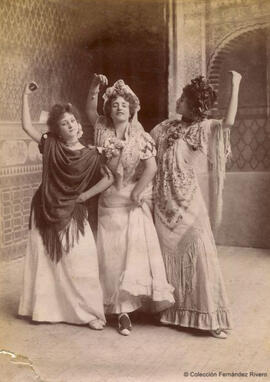 Granada, Alhambra. Retrato de tres mujeres jóvenes ataviadas con mantones de Manila y en pose de baile flamenco. Fotógrafo desconocido.