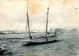 Málaga, velero de dos palos entrando al puerto. M. Osuna.