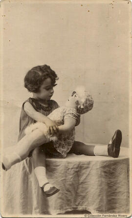 España, retrato de una niña con una muñeca. Fotógrafo desconocido.