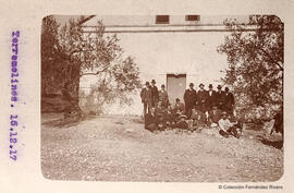 Torremolinos (Málaga), retrato de un grupo de excursionistas ante un caserón. Fotógrafo desconocido.