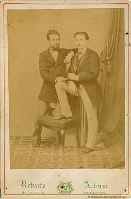 Zaragoza, retrato de dos jóvenes apoyados en una silla. Marcelino García Orga.