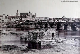 Córdoba, puente Romano sobre el río Guadalquivir y ciudad al fondo. Charles Clifford.