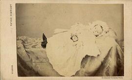 Madrid, retrato de un niño muerto con flores en el regazo. Antonio Selfa.