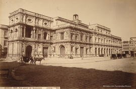 Sevilla, fachada del Ayuntamiento en la Plaza de San Francisco con algunos carruajes. J. Laurent y Cia. Madrid.