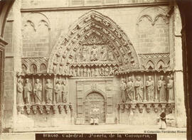 Burgos, Catedral, Portada de la Coronería con niños y mujer con niño en los brazos. Vadillo.