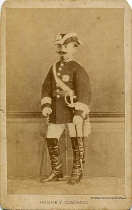 Barcelona, retrato de un niño disfrazado de militar con bigote y tricornio. Moliné y Albareda.