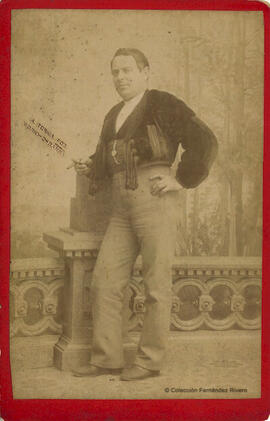 Barcelona, retrato de hombre vestido de majo con cigarro en la mano. A. Torija.