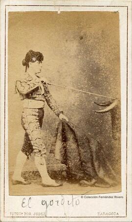 Madrid, retrato del torero "El Gordito" en un estudio con un toro simulado. Jean Laurent.