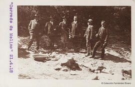 Málaga, Cerrado de Molina, retrato de un grupo de excursionistas junto a una fuente y un lebrillo. Fotógrafo desconocido.