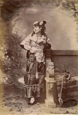 España, retrato de una mujer joven con mantilla, en un decorado de estudio. Fotógrafo desconocido.