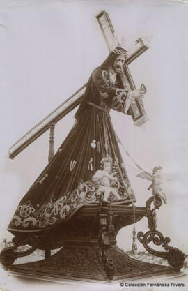 Imagen del Cristo nazareno con la cruz a cuestas, precedido de dos angelitos. Agustín López Garrido.